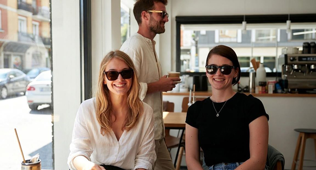 Valencia erleben beim Spanisch-Bildungsurlaub mit LISA! Sprachreisen Teilnehmer entspannen in einem Café während eines Spanisch-Bildungsurlaubs in Valencia, Spanien