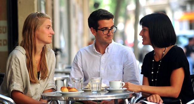 Neue Menschen kennenlernen beim Spanisch-Bildungsurlaub in Valencia mit LISA! Sprachreisen Teilnehmer unterhalten sich in einem Café während eines Spanisch-Bildungsurlaubs in Valencia, Spanien