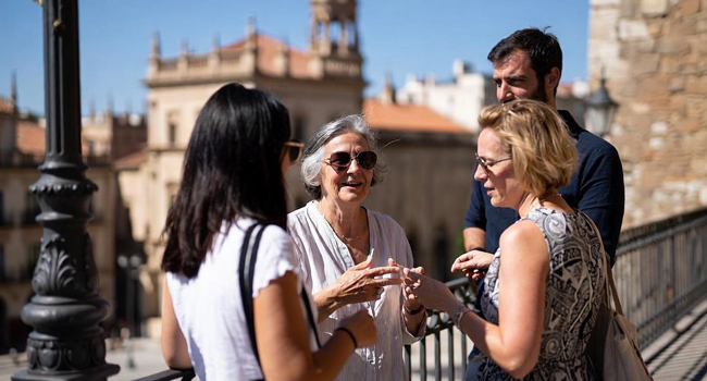 Spanisch-Bildungsurlaub in Valencia mit LISA! Sprachreisen Teilnehmer im Gespräch während eines Spanisch-Bildungsurlaubs in Valencia, Spanien