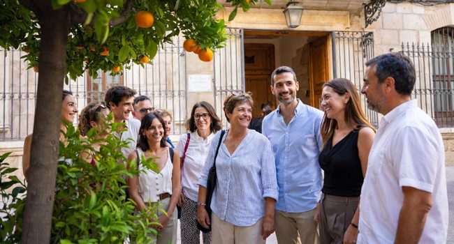 Persönliche Betreuung in der Sprachschule beim Spanisch-Bildungsurlaub in Valencia mit LISA! Sprachreisen Lehrerteam und Teilnehmer vor der Sprachschule während eines Spanisch-Bildungsurlaubs in Valencia, Spanien